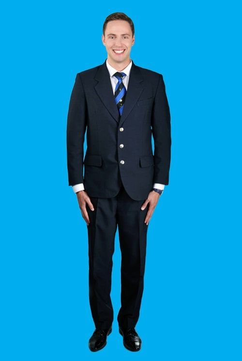 Foto formal corpo inteiro Qatar Airways fundo azul para recrutamento comissário de voo